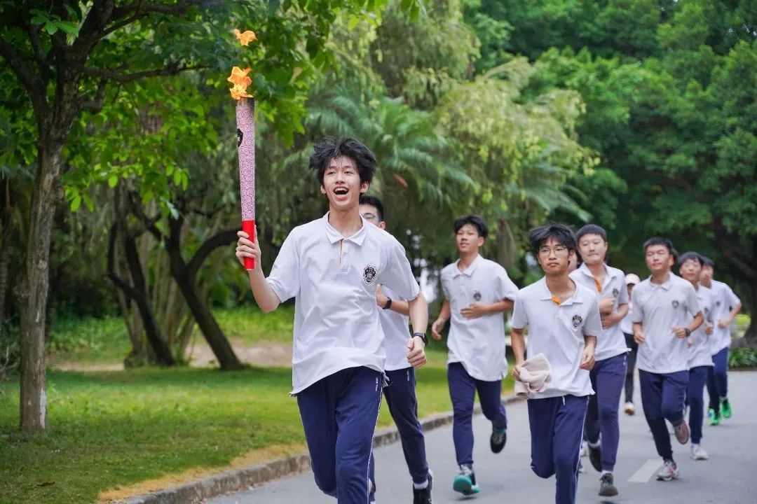 霍英東先生誕辰100周年｜傳遞體育聖火，傳承愛國精神